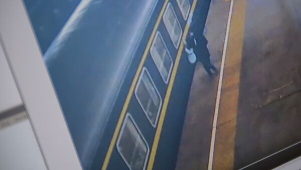Девочка, упавшая между поездом и платформой в Китае. Фото с сайта Youtube пользователя CCTV+ - Sputnik Кыргызстан