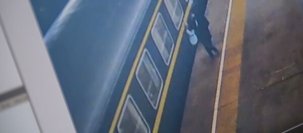 Девочка, упавшая между поездом и платформой в Китае. Фото с сайта Youtube пользователя CCTV+ - Sputnik Кыргызстан