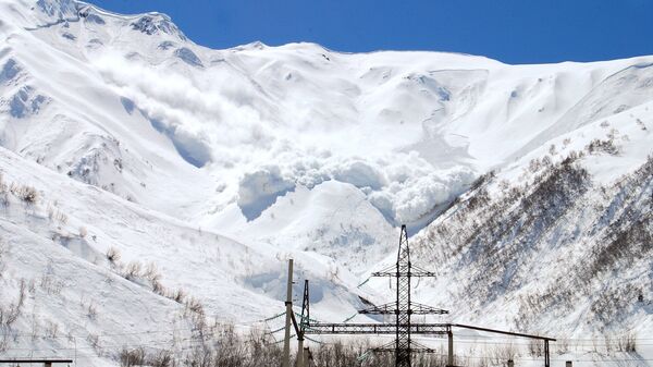 Обстрел лавинных очагов в северном возле тоннеля. Архивное фото - Sputnik Кыргызстан