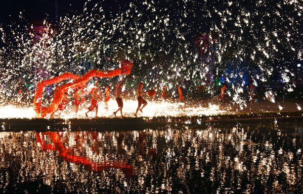 Празднование Китайского Нового года в провинции Хубей, Китай - Sputnik Кыргызстан