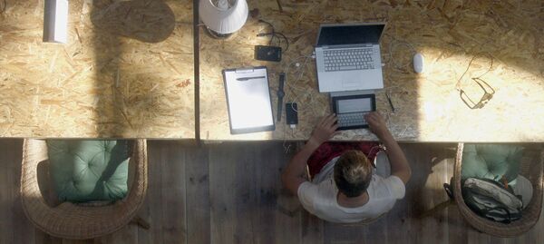 Мужчина работает за ноутбуком. Архивное фото - Sputnik Кыргызстан