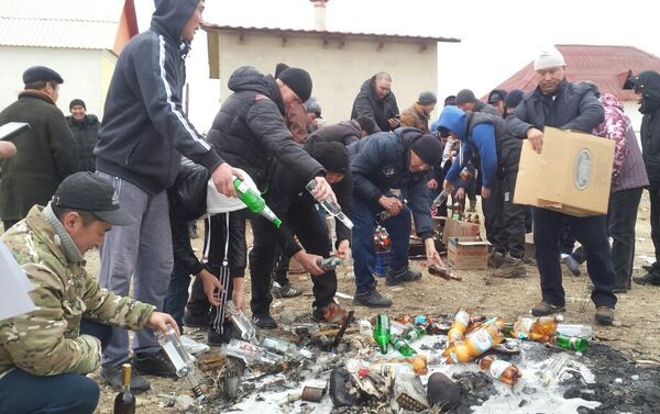 Жители ряда сел Иссык-Кульской области отказались от алкоголя и слили спиртное в канализацию - Sputnik Кыргызстан