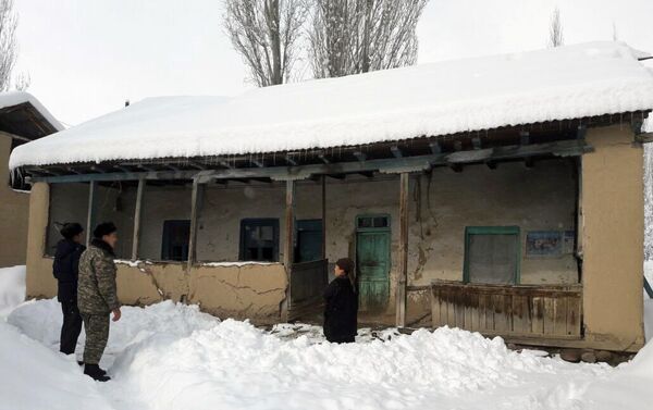 В результате выпадения снега высотой 70 сантиметров в Аксыйском и Ала-Букинском районах Джалал-Абадской области начал ломаться шифер на крышах домов - Sputnik Кыргызстан