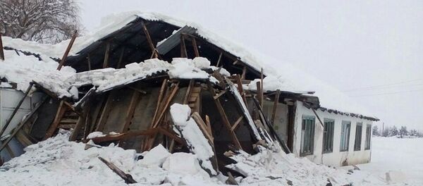 Крыша дома, обвалившаяся вследствие обильного снегопада в Аксыйском районе - Sputnik Кыргызстан