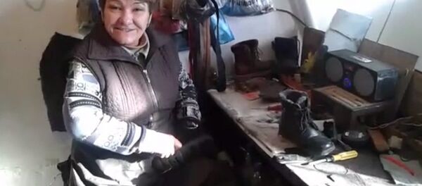 Өтүкчү аял Татьяна: 32 жылдан бери өтүк тигип үй-бүлөмдү багып келем - Sputnik Кыргызстан