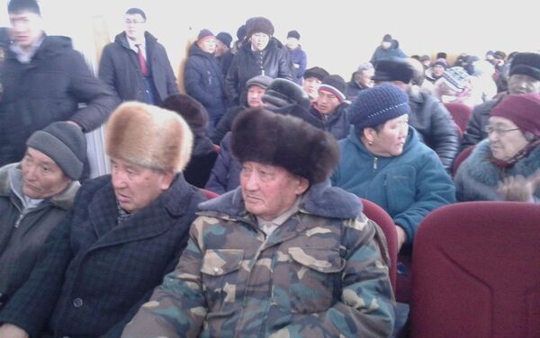 В настоящее время протестующие разошлись. За порядком на площади во время митинга следили 20 сотрудников милиции. - Sputnik Кыргызстан
