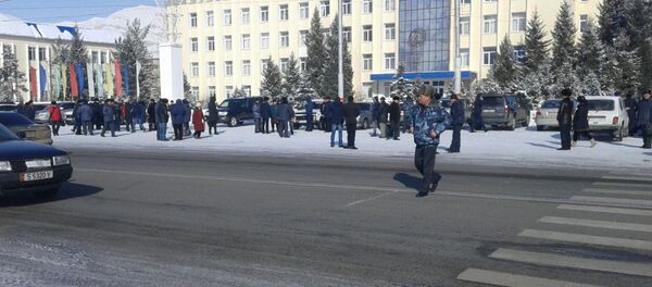 Жители города Нарын, на митинге на центральной площади - Sputnik Кыргызстан