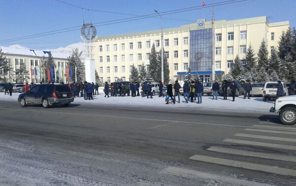 В Нарыне порядка 50 человек вышли митинговать на центральную площадь, требуя снизить стоимость электроэнергии до 77 тыйынов за киловатт-час в случае превышения лимита (1 000 киловатт-часов) - Sputnik Кыргызстан