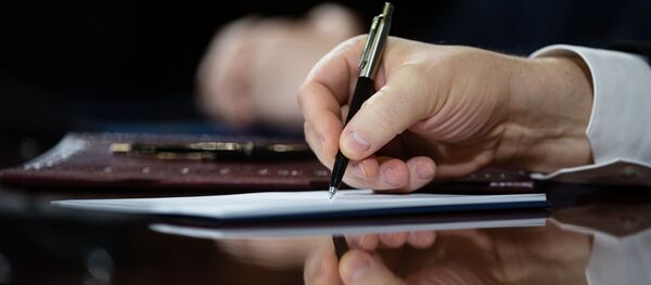 Мужчина пишет на бумаге. Архивное фото - Sputnik Кыргызстан