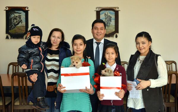 Юные бишкекчанки получили чудесные подарки от президента Алмазбека Атамбаева — щенков породы западносибирской лайки - Sputnik Кыргызстан