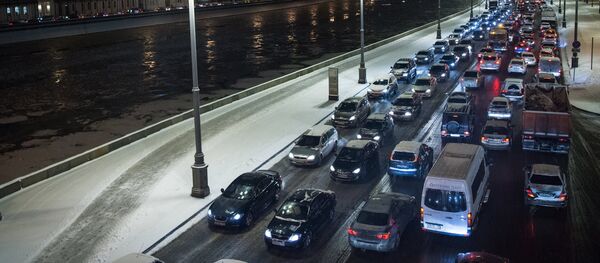 Автомобильное движение на Кремлевской набережной в Москве. Автомобильное движение на Кремлевской набережной в Москве. - Sputnik Кыргызстан