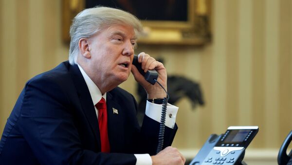 Президент США Дональд Трамп во время телефонного разговора. Архивное фото - Sputnik Кыргызстан