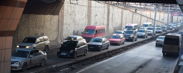 Автомобильный затор на проспекте Манаса в Бишкеке. Архивное фото Автомобильный затор на проспекте Манаса в Бишкеке. Архивное фото - Sputnik Кыргызстан