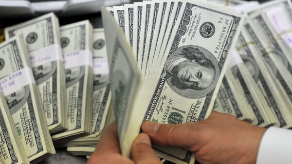 Мужчина держит доллары США. Архивное фото - Sputnik Кыргызстан