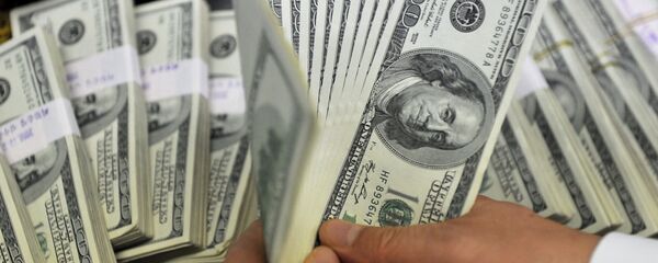 Мужчина держит доллары США. Архивное фото - Sputnik Кыргызстан