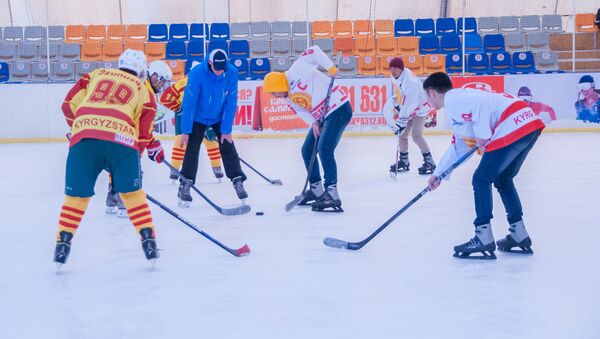 Хоккеисты сборной Кыргызстана во время товарищеского матча с представителями СМИ - Sputnik Кыргызстан