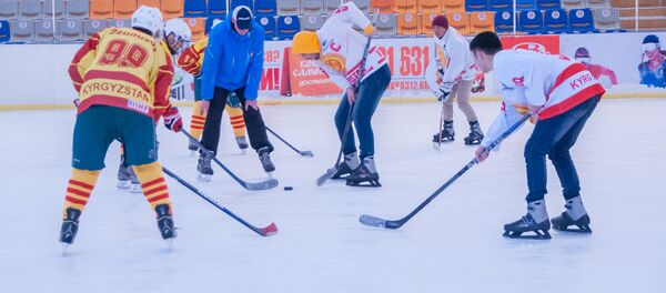 Жалпыга маалымдоо каражаттарынын өкүлдөрүнөн турган команда улуттук курама топту жолдоштук беттеште утуп алды - Sputnik Кыргызстан