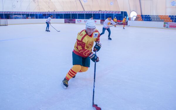 Команда представителей средств массовой информации обыграла национальную сборную по хоккею в товарищеском матче - Sputnik Кыргызстан