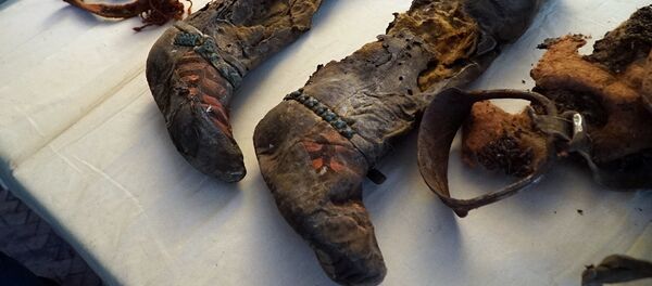 Вещи, обнаруженные на древнем захоронении в горной местности Uzuul Gylan в Западной Монголии - Sputnik Кыргызстан