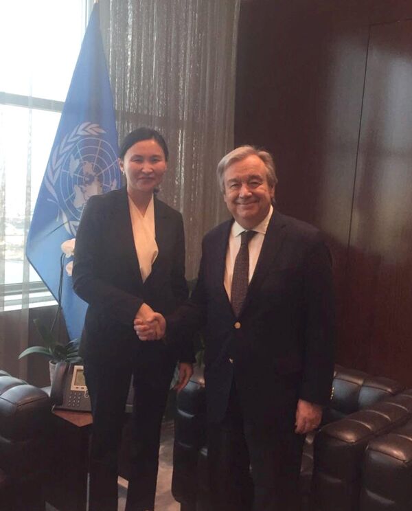 Постоянный представитель КР при ООН Миргуль Молдоисаева, во время встречи с Генеральным секретарем ООН Антониу Гутеррешем в г. Нью-Йорк - Sputnik Кыргызстан