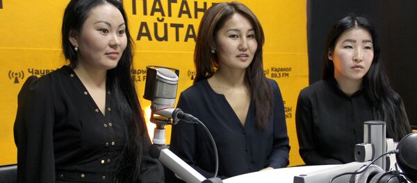 Основатель проекта Келин на час Индира Темирканова и ее сотрудницы Махабат Курманбекова и Насыйкат Абдумомунова - Sputnik Кыргызстан