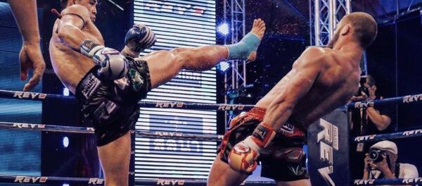 Кикбоксер из Кыргызстана Рафаэль Физиев во время боя со звездой тайского бокса Согро Петьинди - Sputnik Кыргызстан