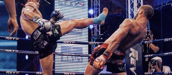 Кикбоксер из Кыргызстана Рафаэль Физиев во время боя со звездой тайского бокса Согро Петьинди - Sputnik Кыргызстан