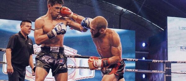 Кикбоксер из Кыргызстана Рафаэль Физиев во время боя со звездой тайского бокса Согро Петьинди. Архивное фото - Sputnik Кыргызстан