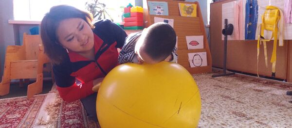 Шал болуп ооруган бөбөктүн апасы Ширин: балам баспаса да мойнун токтотуп калса экен - Sputnik Кыргызстан