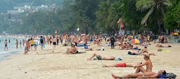 Деңиз жээгиндеги эс алуучулар. Архив Деңиз жээгиндеги эс алуучулар. Архив - Sputnik Кыргызстан