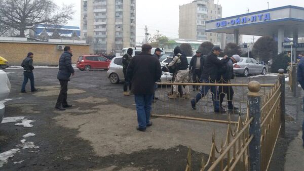 Сотрудники правоохранительных органов во время задержание подозреваемого в членстве ОПГ - Sputnik Кыргызстан