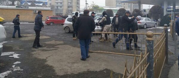 Сотрудники правоохранительных органов во время задержание подозреваемого в членстве ОПГ Сотрудники правоохранительных органов во время задержание подозреваемого в членстве ОПГ - Sputnik Кыргызстан