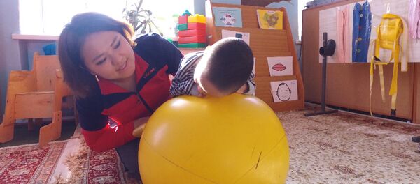 Кыргызстанка зарабатывает на лечение сына с ДЦП вязанием носков и шапок - Sputnik Кыргызстан