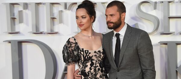 Американская актриса Дакота Джонсон и актер из Северной Ирландии Джейми Дорнан на красной дорожке на премьере фильма На пятьдесят оттенков темнее в Великобритании - Sputnik Кыргызстан