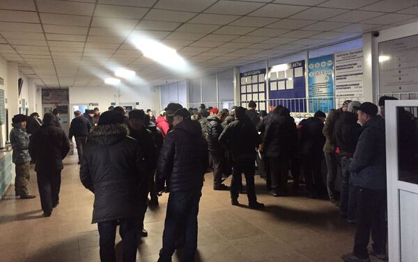 Военно-Антоновка айылындагы РИОМАВТО автобазарында унааларды каттоо бөлүмүндө адамдар көп топтолгон - Sputnik Кыргызстан
