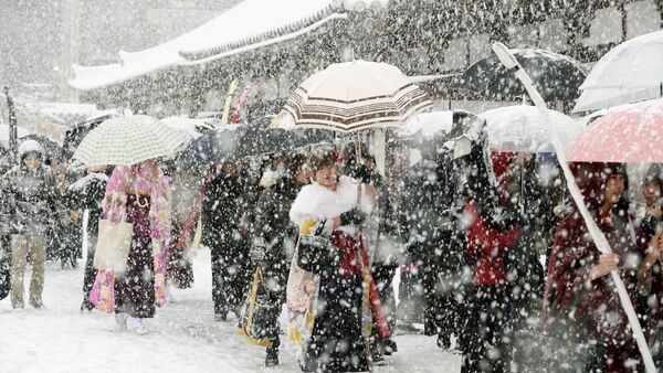 Жители города Киото во время сильных снегопадов в Японии - Sputnik Кыргызстан