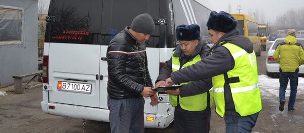 Рейд по соблюдению Правил дорожного движения и норм пассажироперевозок маршрутными такси - Sputnik Кыргызстан