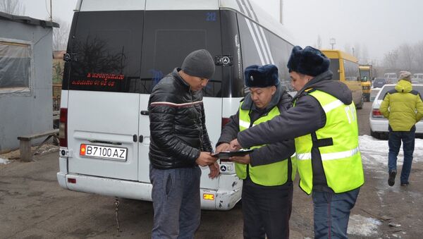 Рейд по соблюдению Правил дорожного движения и норм пассажироперевозок маршрутными такси - Sputnik Кыргызстан
