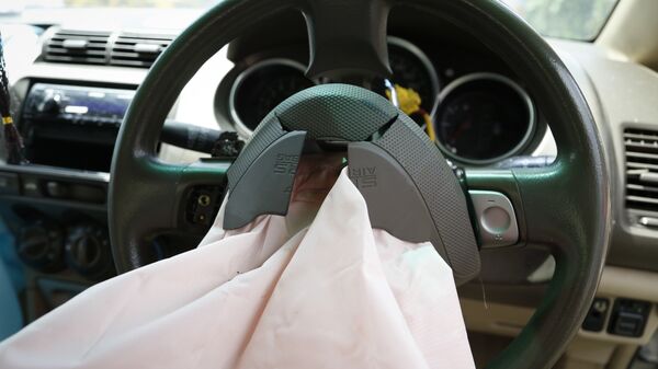 Подушка безопасности автомобиля после ДТП. Иллюстративное фото - Sputnik Кыргызстан