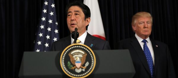 Встреча премьер-министра Японии Синдзо Абэ и президента США Дональда Трампа - Sputnik Кыргызстан