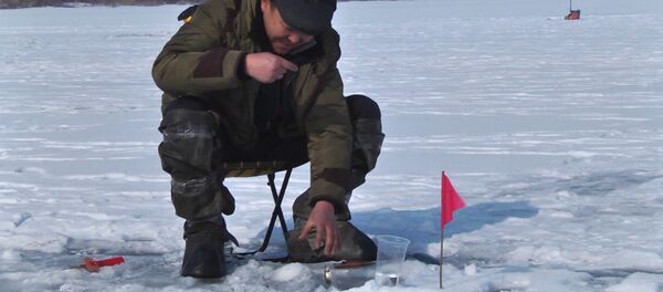Рыбалка на мормышку со льда — кадры с первых соревнований в Кыргызстане - Sputnik Кыргызстан