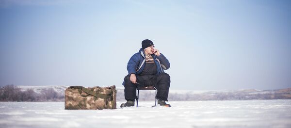 Первые соревнования по ловле рыбы на мормышку со льда в Бишкеке - Sputnik Кыргызстан