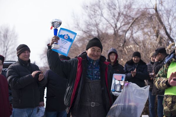 Первые соревнования по ловле рыбы на мормышку со льда в Бишкеке - Sputnik Кыргызстан