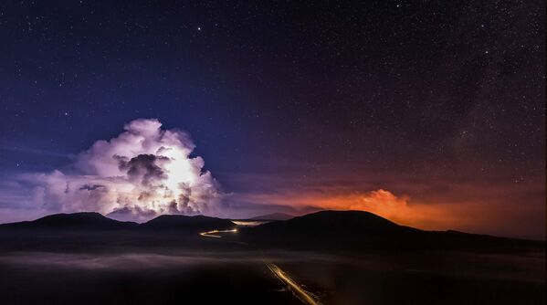 Извержение вулкана Питон-де-ла-Фурнез на острове Реюньон - Sputnik Кыргызстан
