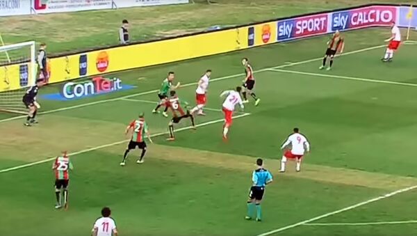 Итальянец забил феноменальный гол с разворотом на 180 градусов - Sputnik Кыргызстан