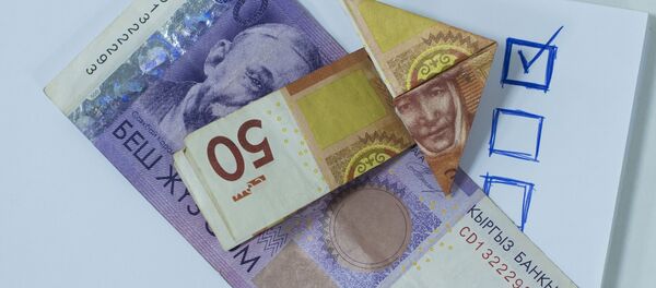 Деньги и нарисованная  на листке галочка. Архивное фото - Sputnik Кыргызстан