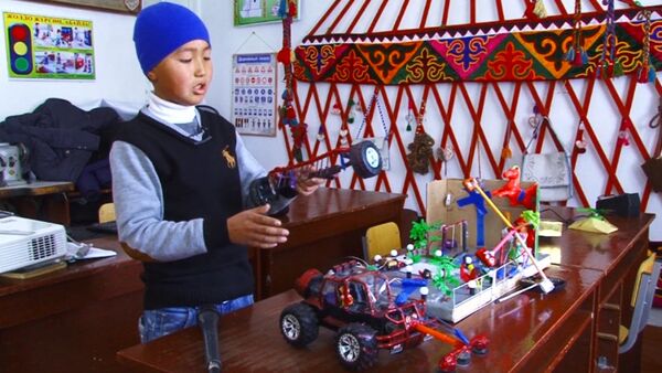 Жалал-Абадда 6-класстын окуучусу чөп оруучу трактордун жаңы моделин ойлоп тыпты - Sputnik Кыргызстан