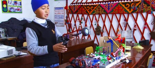 Жалал-Абадда 6-класстын окуучусу чөп оруучу трактордун жаңы моделин ойлоп тыпты - Sputnik Кыргызстан