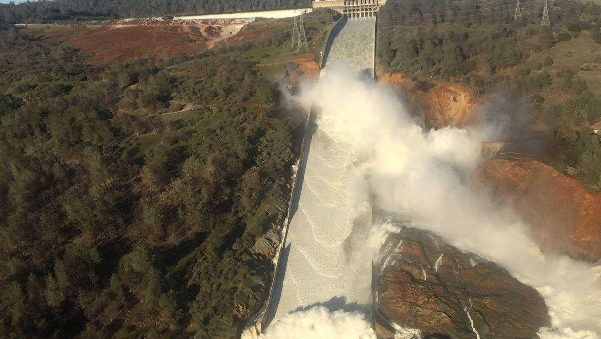 Плотина сент-фрэнсис. Прорыв плотины. Аварии на гидротехнических сооружениях. К какому чс относится прорыв плотины. Оровилл калифорния.