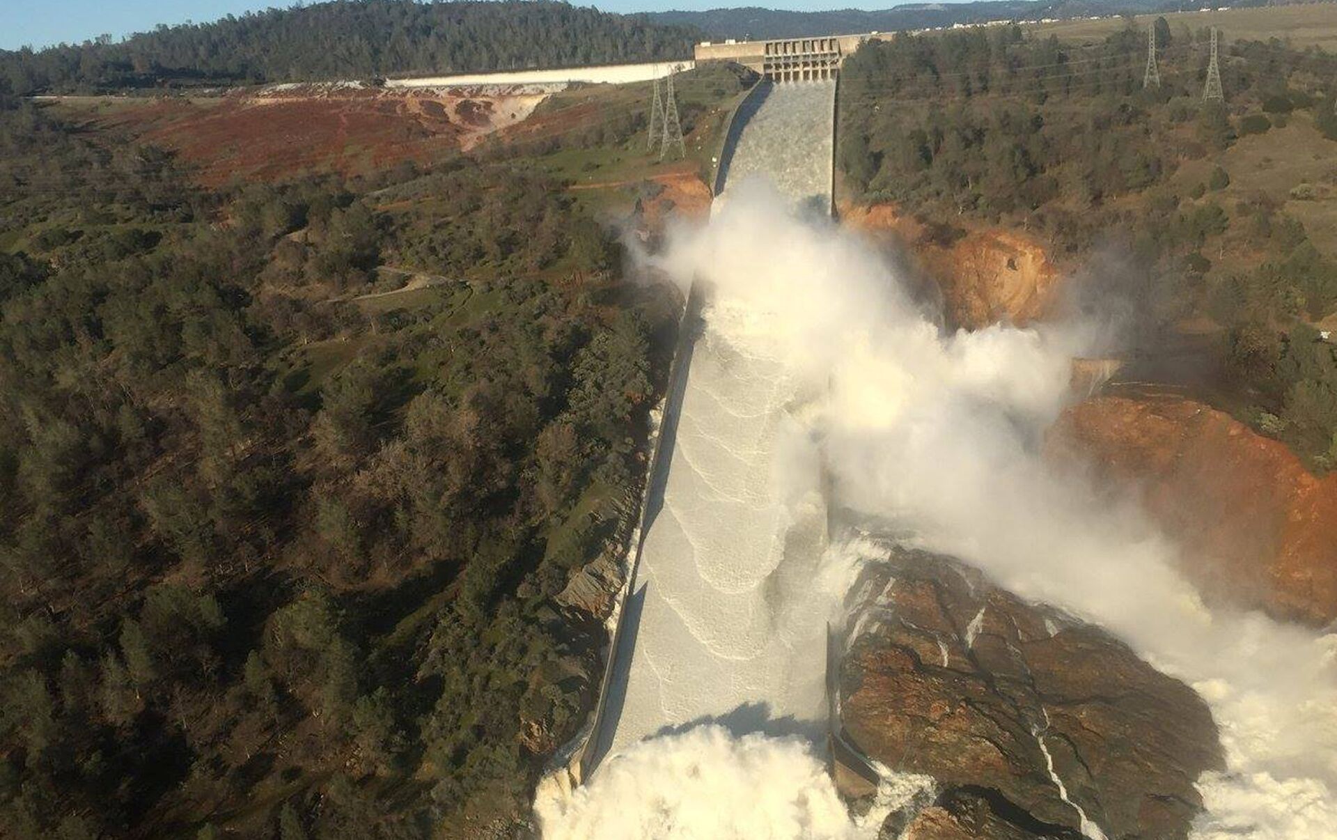 Разрушена плотина. Прорыв плотины Калифорния. Прорыв плотины строящейся ГЭС "кыадат". Плотина Оровилл авария. Разрушение плотины Оровилл Калифорния 2017 год.